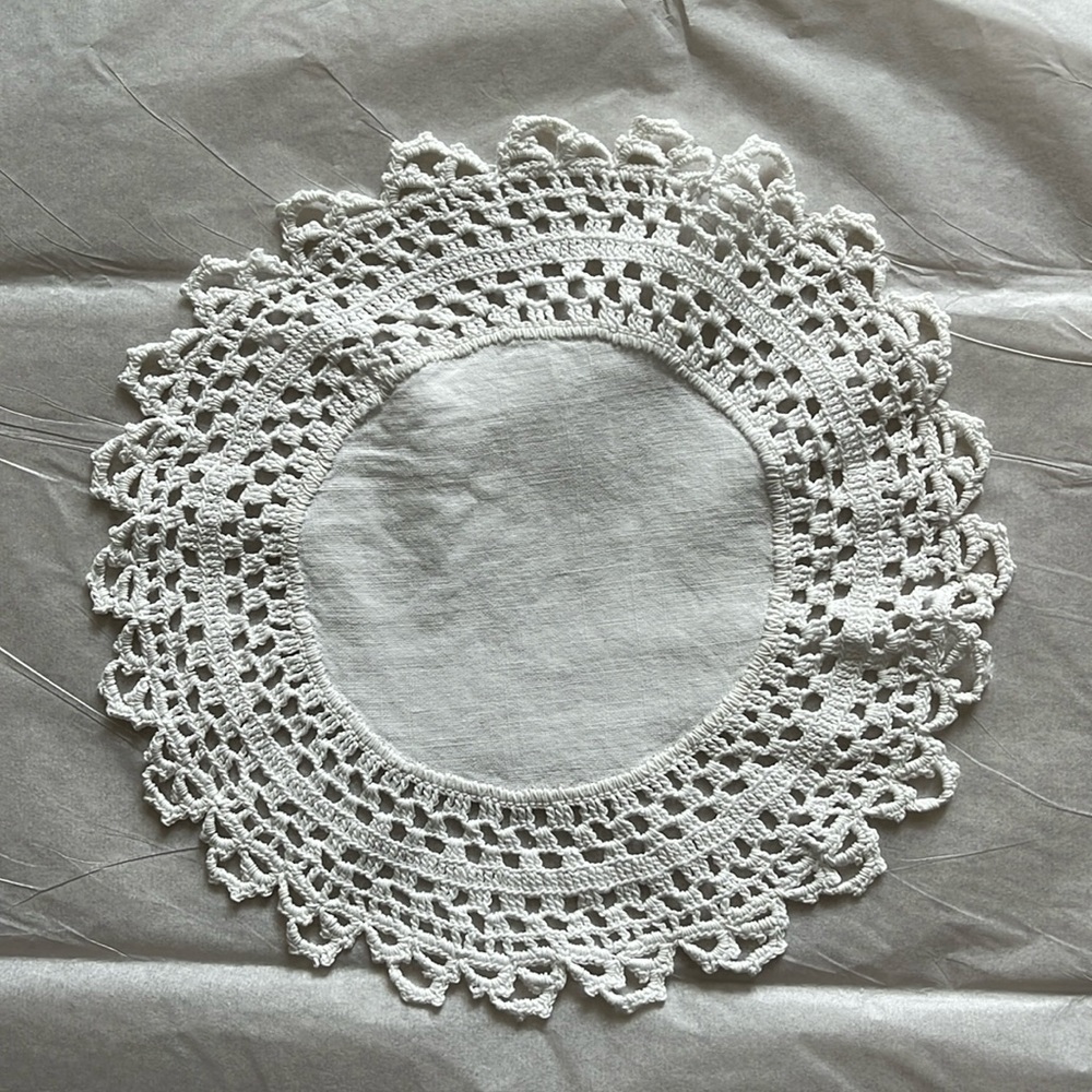 Vintage dolly white round